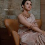 Aparna Das Instagram - Saree 😊 Makeup @makeupbyrosna Costume @eira_clothing__ Photography @sameehphotography @frozens_ads Jwellery @dubai_gold_and_diamonds Costume @kasavukendra