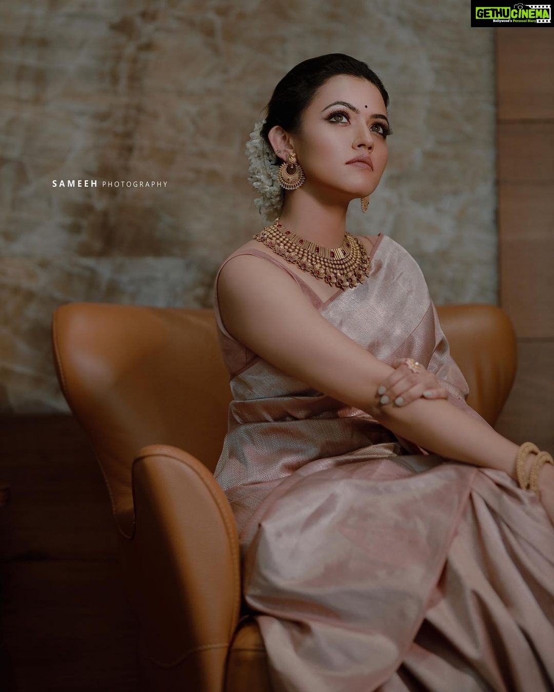 Aparna Das Instagram - Saree 😊 Makeup @makeupbyrosna Costume @eira_clothing__ Photography @sameehphotography @frozens_ads Jwellery @dubai_gold_and_diamonds Costume @kasavukendra