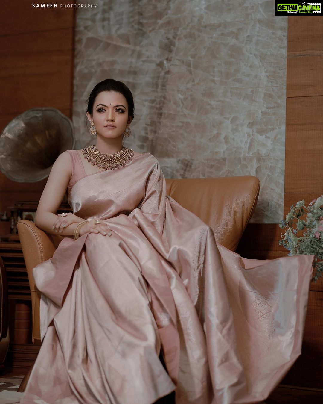 Aparna Das Instagram - Thank you for all the wishes and Love. ♥️ 25 😎 . Makeup @makeupbyrosna Costume @eira_clothing__ Photography @sameehphotography @frozens_ads Jwellery @dubai_gold_and_diamonds Costume @kasavukendra