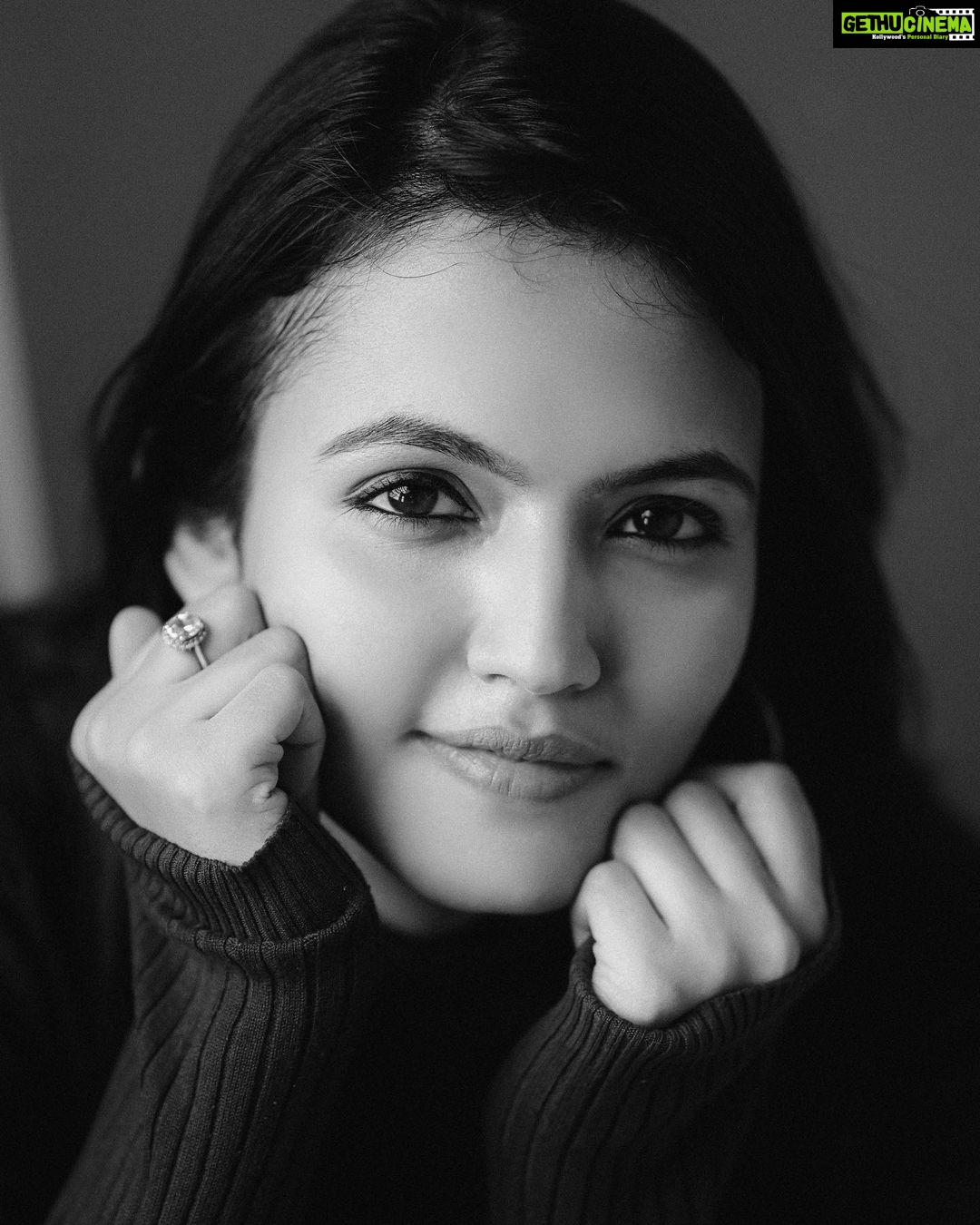 Aparna Das Instagram - 😊 Flaunt your flaws 😊 Pc @ratheesh_mohan_photography ♥️