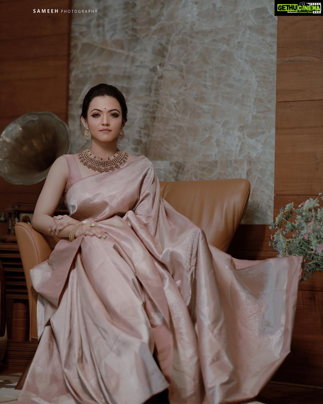 Aparna Das Instagram - Thank you for all the wishes and Love. ♥️ 25 😎 . Makeup @makeupbyrosna Costume @eira_clothing__ Photography @sameehphotography @frozens_ads Jwellery @dubai_gold_and_diamonds Costume @kasavukendra