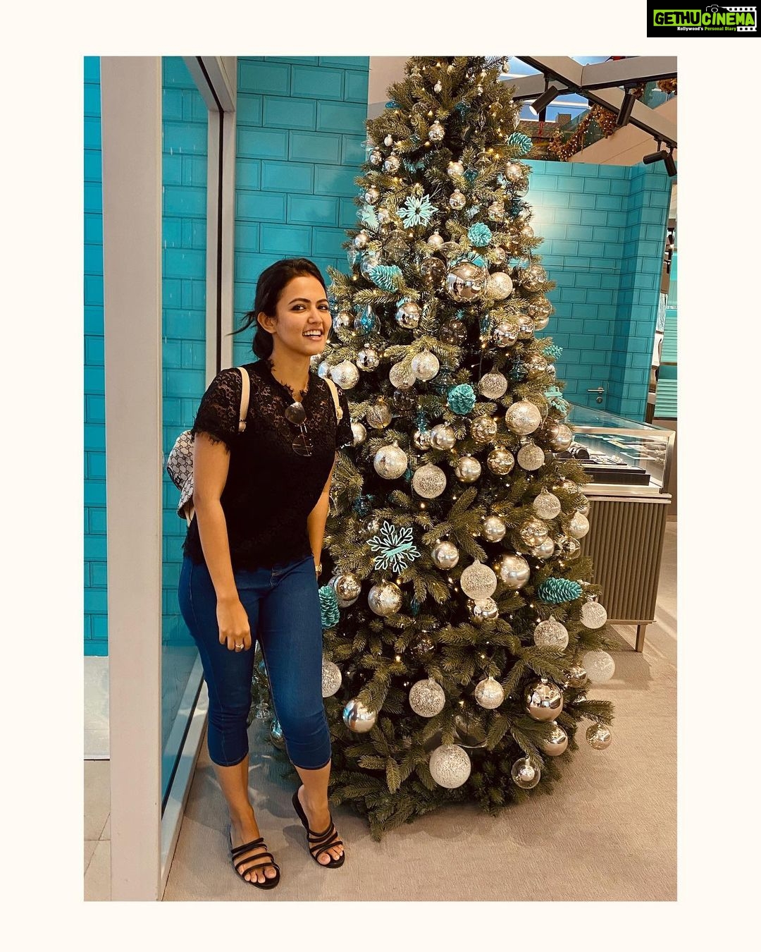 Aparna Das Instagram - That mandatory Christmas tree picture 🎄 #christmastree #2019 #christmas Centerpoint Siam Square