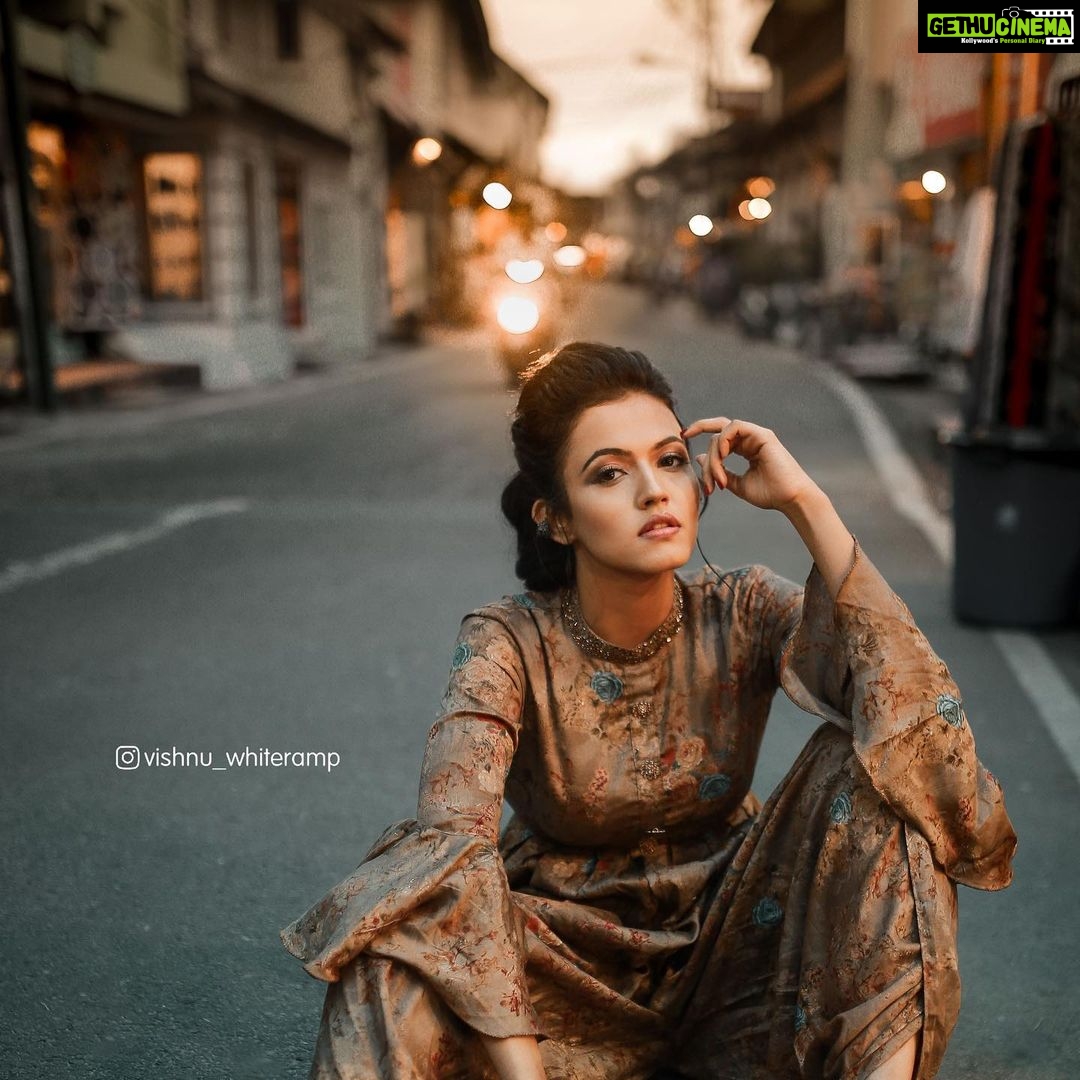 Aparna Das Instagram - 😎 . . Photography @vishnu_whiteramp 💕 Costume @idhika_dsgns @safadzain Styling @Zohib_zayi Makeup @sintocky Special credits @__keerthana_s #kochi #shoot #bedifferent #ontheroad #idc
