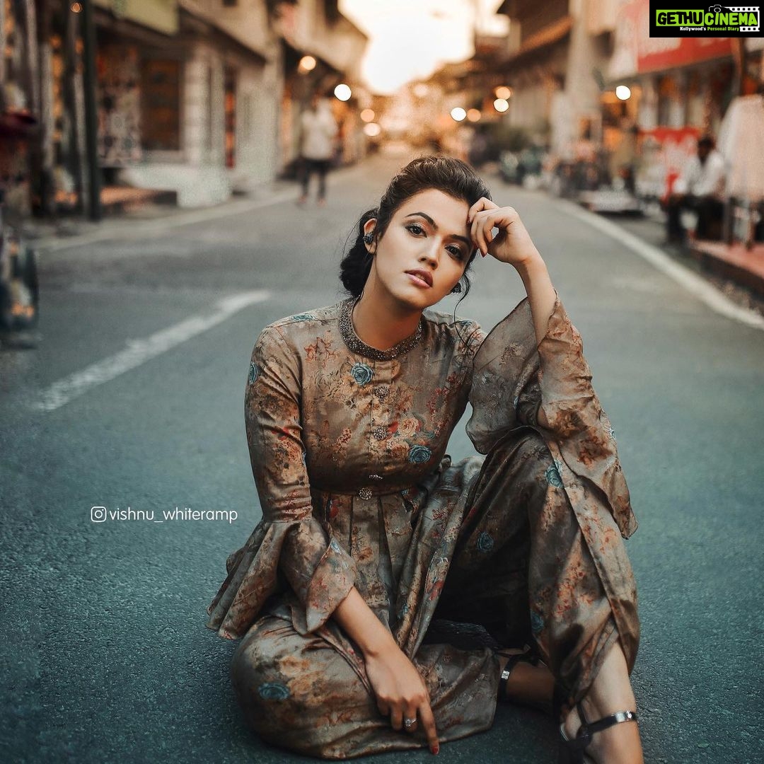 Aparna Das Instagram - “ Actually I can “ 😎 . . Photography @vishnu_whiteramp 💕 Costume @idhika_dsgns @safadzain Styling @Zohib_zayi Makeup @sintocky Special credits @__keerthana_s #kochi #shoot #bedifferent #ontheroad #idc