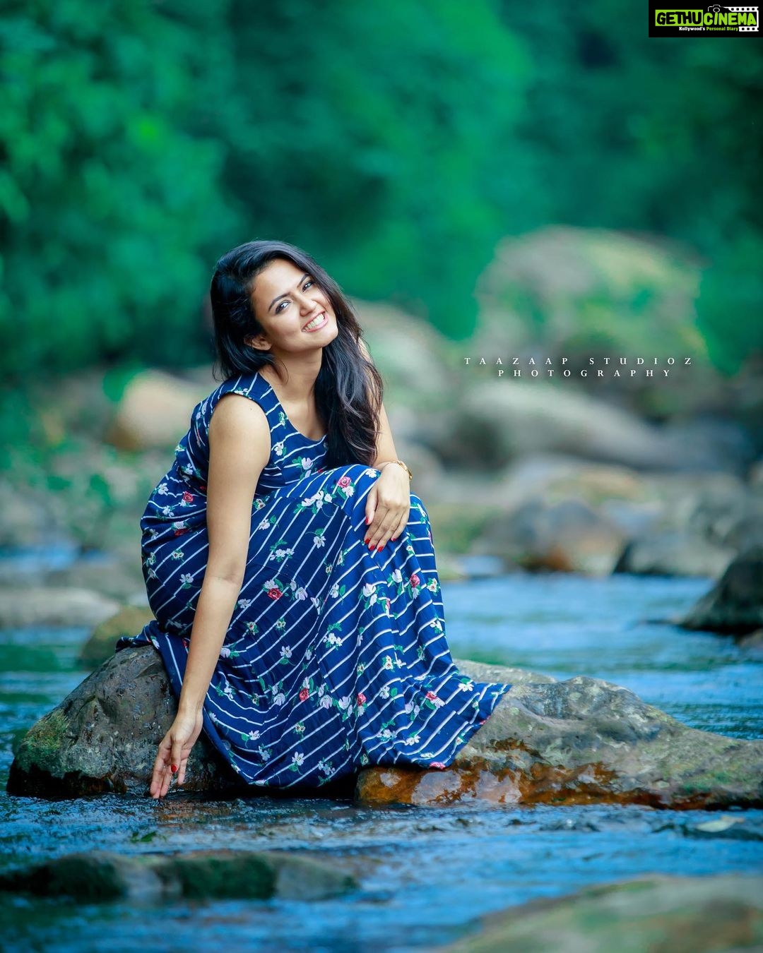 Aparna Das Instagram - Save trees save nature. Coz it is so beautiful 😊 . Photo credit: @anwartzp @taazaap_studioz 🥰 Special credits : @kuppiyum_paatayum ❤️ @ashkarlee 💕 #shoot #forest #kerala #nature #love #peace