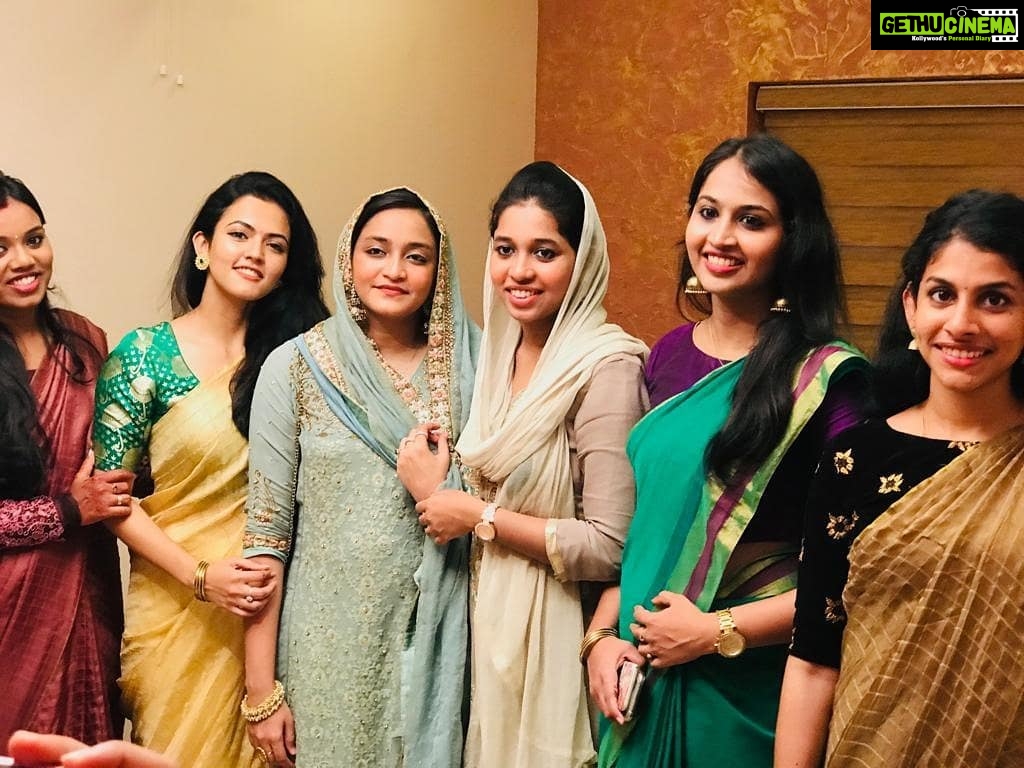 Aparna Das Instagram - And yesss.. 😍😍 My chabu is hitched 😘 When nami got married i knew next was you. Now I am predicting next would be me 😝 lets see 😂 @shabana_abdul_kareem @shalet_ann @namijk @_apurva_raj #godbless #happymarriedlifelove #bestiewedding