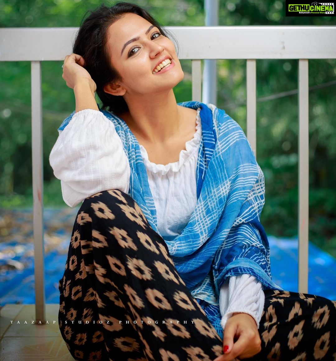 Aparna Das Instagram - 🦋🦋🦋🦋 Photo credit: @anwartzp @taazaap_studioz 🥰 Special credits : @kuppiyum_paatayum ❤️ @ashkarlee 💕 #shoot