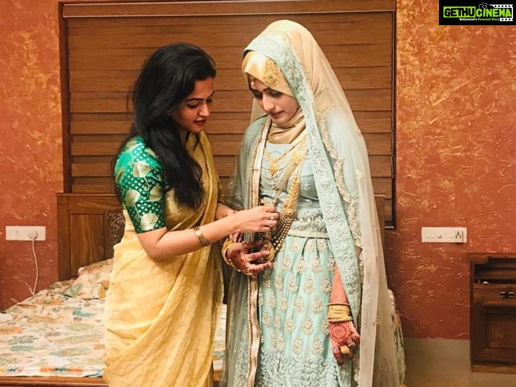Aparna Das Instagram - And yesss.. 😍😍 My chabu is hitched 😘 When nami got married i knew next was you. Now I am predicting next would be me 😝 lets see 😂 @shabana_abdul_kareem @shalet_ann @namijk @_apurva_raj #godbless #happymarriedlifelove #bestiewedding