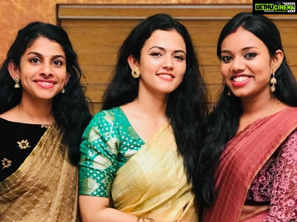Aparna Das Instagram - And yesss.. 😍😍 My chabu is hitched 😘 When nami got married i knew next was you. Now I am predicting next would be me 😝 lets see 😂 @shabana_abdul_kareem @shalet_ann @namijk @_apurva_raj #godbless #happymarriedlifelove #bestiewedding