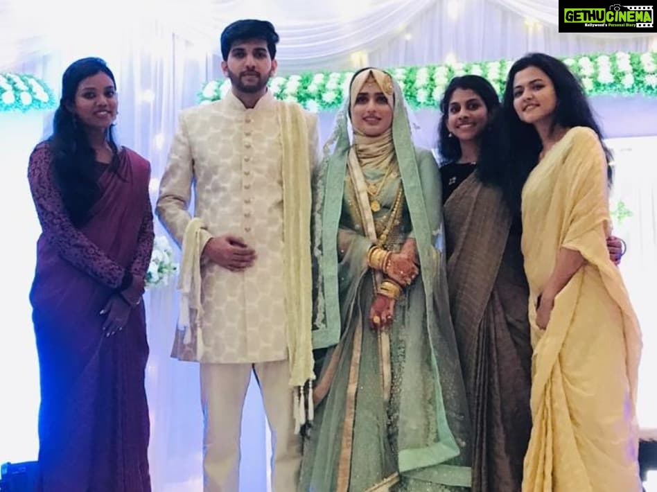 Aparna Das Instagram - And yesss.. 😍😍 My chabu is hitched 😘 When nami got married i knew next was you. Now I am predicting next would be me 😝 lets see 😂 @shabana_abdul_kareem @shalet_ann @namijk @_apurva_raj #godbless #happymarriedlifelove #bestiewedding