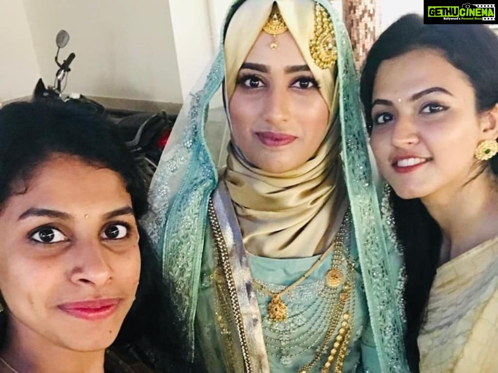 Aparna Das Instagram - And yesss.. 😍😍 My chabu is hitched 😘 When nami got married i knew next was you. Now I am predicting next would be me 😝 lets see 😂 @shabana_abdul_kareem @shalet_ann @namijk @_apurva_raj #godbless #happymarriedlifelove #bestiewedding