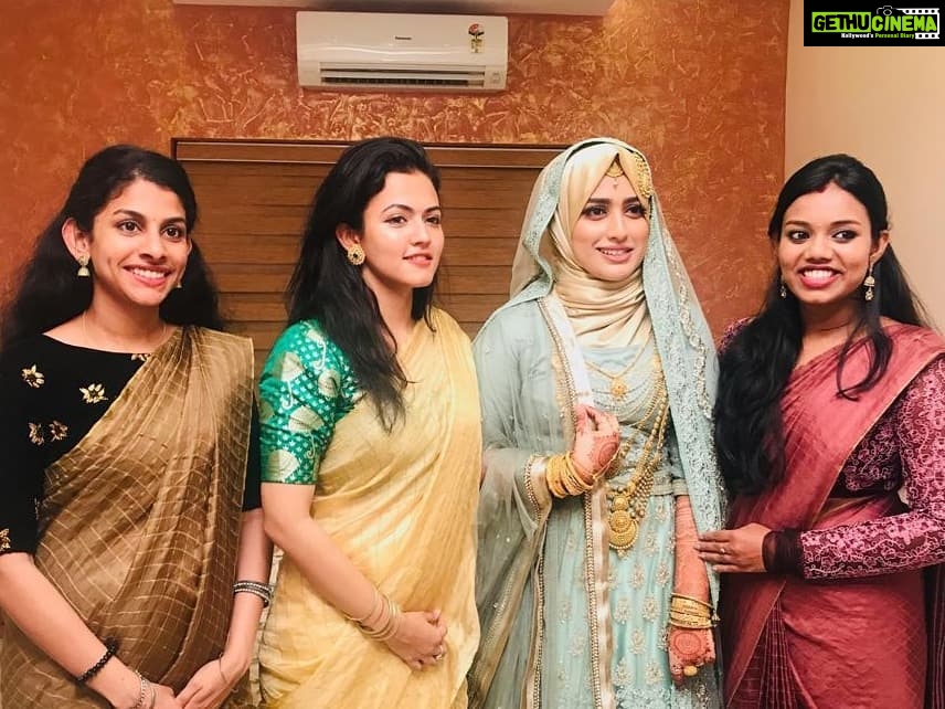 Aparna Das Instagram - And yesss.. 😍😍 My chabu is hitched 😘 When nami got married i knew next was you. Now I am predicting next would be me 😝 lets see 😂 @shabana_abdul_kareem @shalet_ann @namijk @_apurva_raj #godbless #happymarriedlifelove #bestiewedding