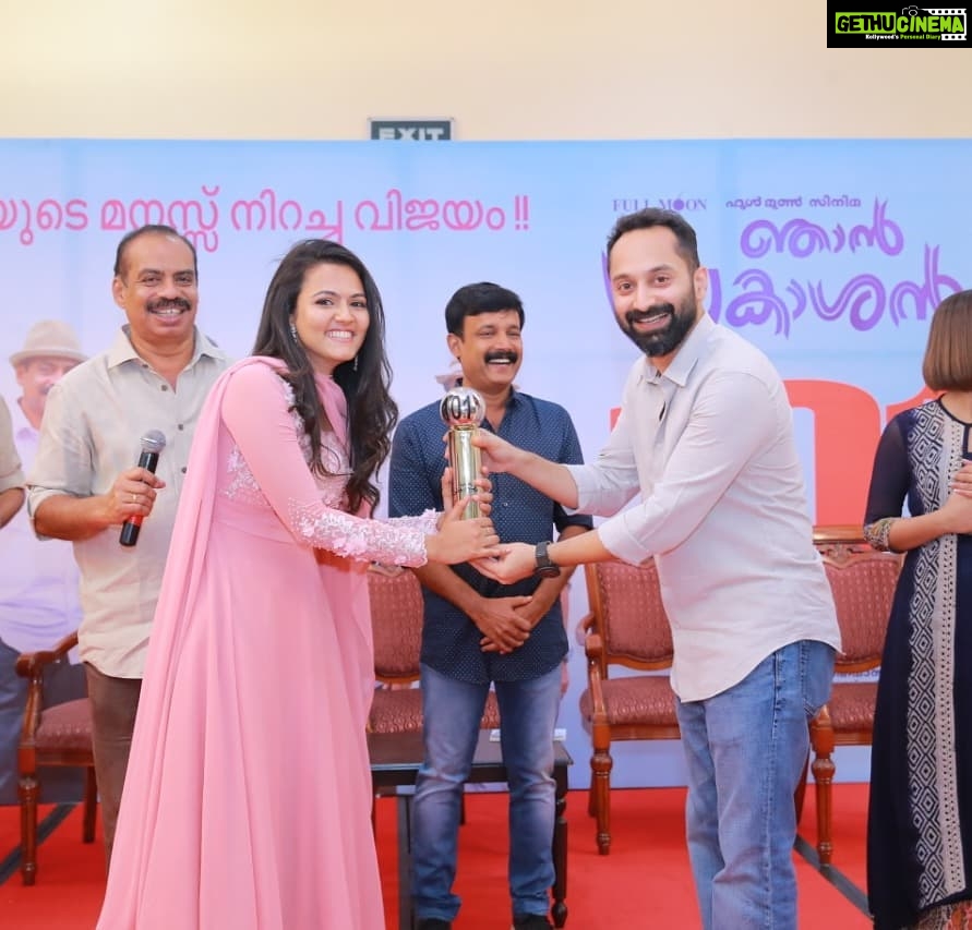 Aparna Das Instagram - Blessed to be a part of this movie. ❣ 100 days of Njan Prakashan. #happiness #njanprakashan #fahadhfazil #family