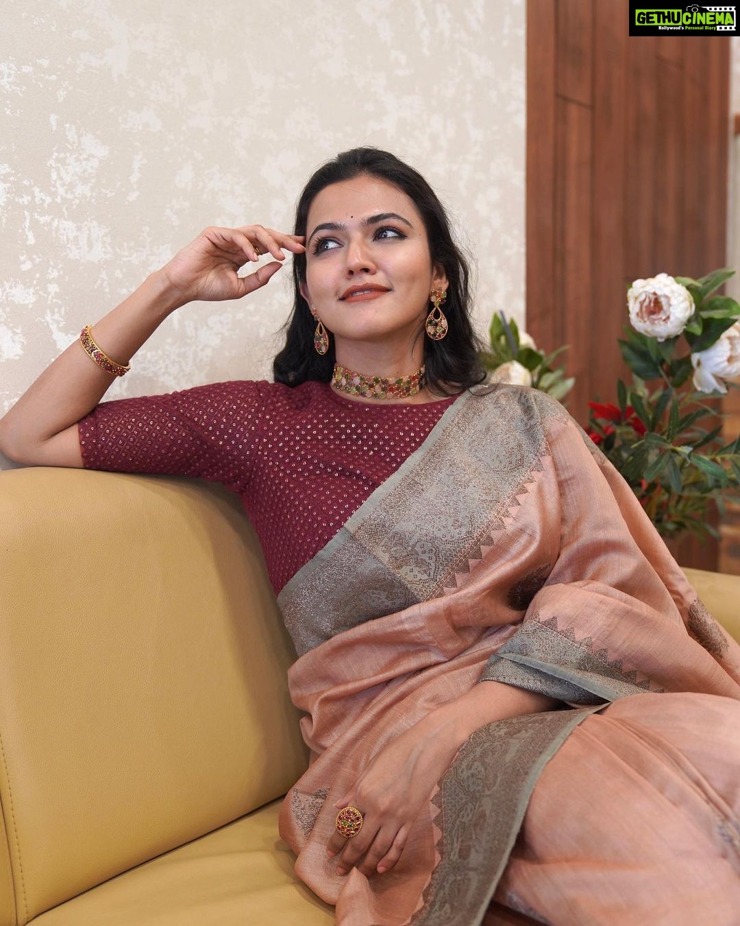 Aparna Das Instagram - Jewelry is the most transformative thing you can wear. And I love how each jewelry from @dcjewellers.official changes the look of the saree I'm wearing ….. from statement jewelry to traditional jewelry. They have an amazing range of collection at very reasonable price Feel good and look good with @dcjewellers.official Find your unique piece at @dcjewellers.official , Thrissur Makeup and hair styling : @makeupbysanakbarsha 👗 @zohibzayi #goldjewellery#jewelry#jewellerydesign#jewellery