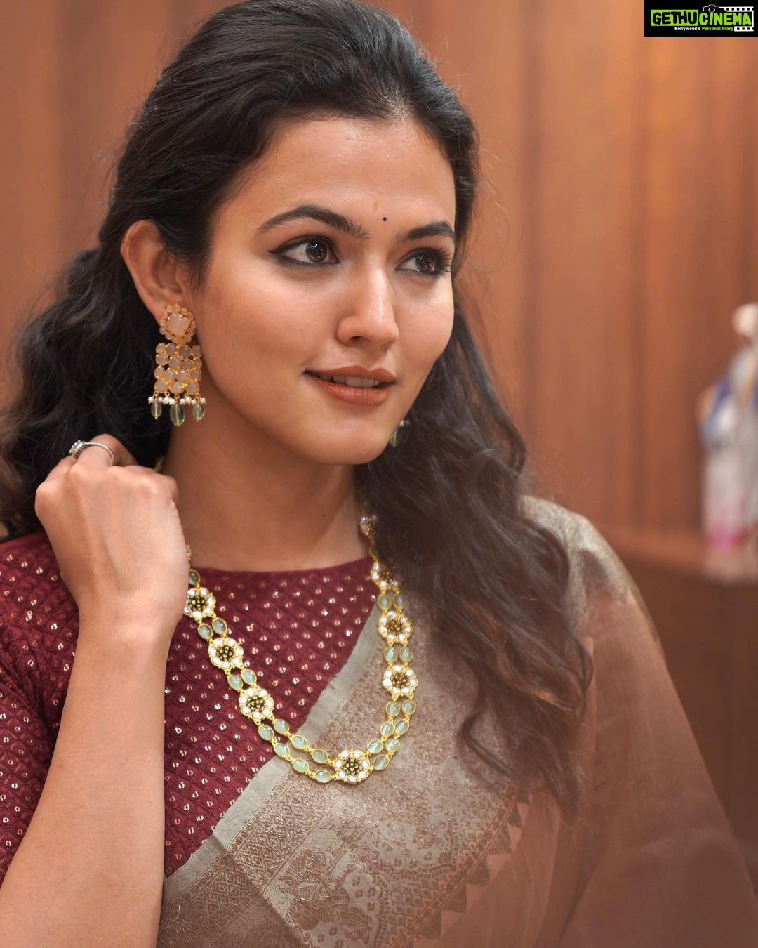Aparna Das Instagram - Jewelry is the most transformative thing you can wear. And I love how each jewelry from @dcjewellers.official changes the look of the saree I'm wearing ….. from statement jewelry to traditional jewelry. They have an amazing range of collection at very reasonable price Feel good and look good with @dcjewellers.official Find your unique piece at @dcjewellers.official , Thrissur Makeup and hair styling : @makeupbysanakbarsha 👗 @zohibzayi #goldjewellery#jewelry#jewellerydesign#jewellery