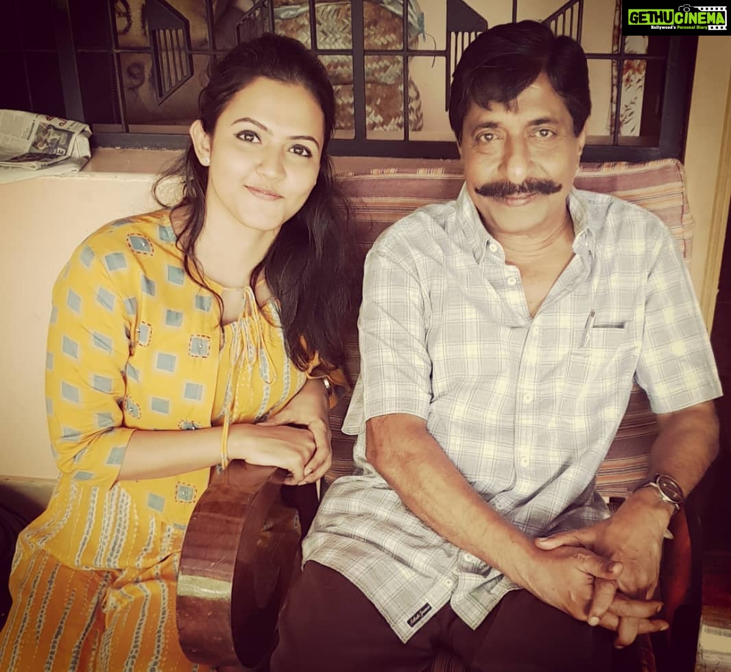 Aparna Das Instagram - Helloooo everyone 😁😁😁 Sooooo... I have done my first baby step to my biggest dream. Soo lucky to be a smalll part of the movie "NJAN PRAKASHAN" releasing this december. My dream come true moment was sharing the screen with the greaaaattttttt "FAHAD FAZIL" and to be a part of "SATHYAN ANTHIKAD MOVIE" 😁 and yessss "S. Kumar sir" 😍😍 everything and everyone about this movie is soo good. ❤❤ . All credit goes to @akhilsathyan 💕. Thanks to everyone who supported me till now with all my small small achievements. Hope this just a small begining. 😊 💃💃💃💃💃💃💃💃💃💃💃 . #njanprakashan#fahadfazil#sathyananthikad#nikhilavimal#sreenivasan#film#malayalammovies#dec_release#happiness#skumar#love