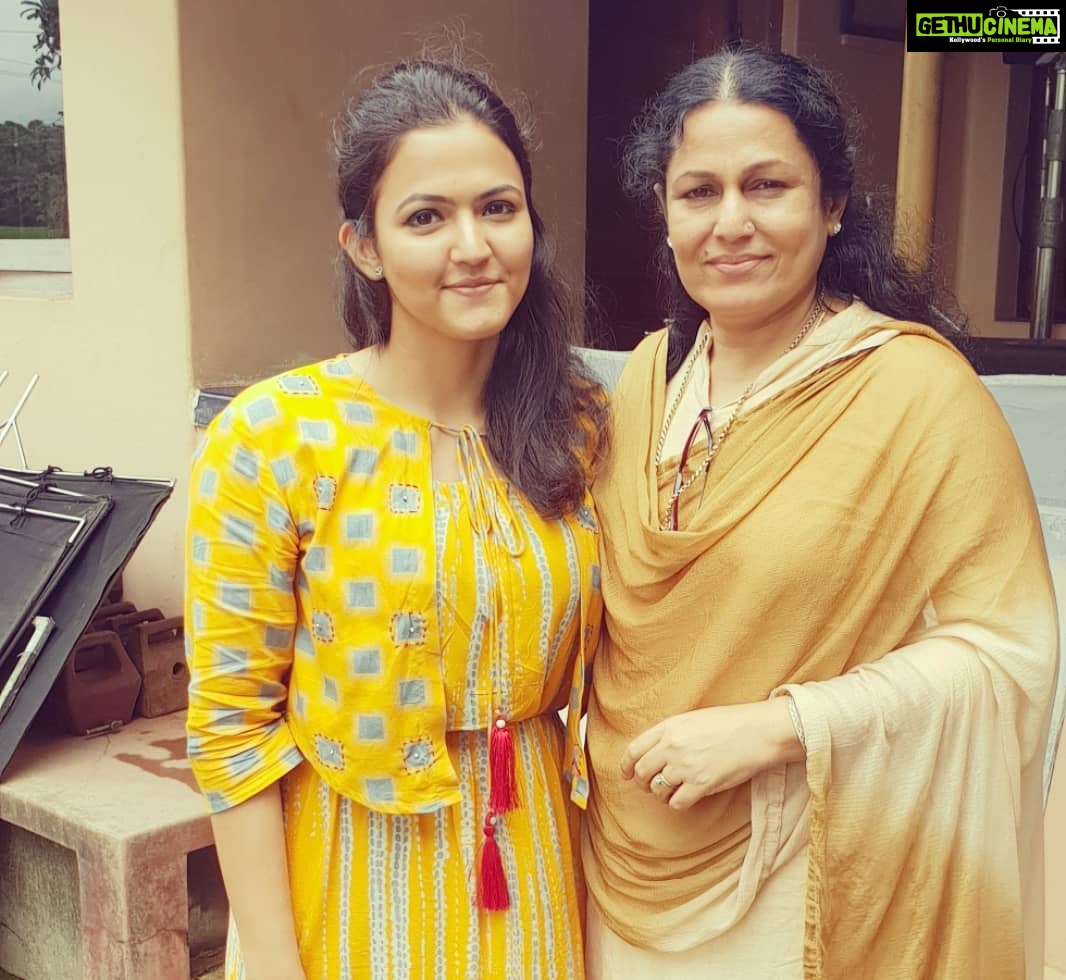 Aparna Das Instagram - Helloooo everyone 😁😁😁 Sooooo... I have done my first baby step to my biggest dream. Soo lucky to be a smalll part of the movie "NJAN PRAKASHAN" releasing this december. My dream come true moment was sharing the screen with the greaaaattttttt "FAHAD FAZIL" and to be a part of "SATHYAN ANTHIKAD MOVIE" 😁 and yessss "S. Kumar sir" 😍😍 everything and everyone about this movie is soo good. ❤❤ . All credit goes to @akhilsathyan 💕. Thanks to everyone who supported me till now with all my small small achievements. Hope this just a small begining. 😊 💃💃💃💃💃💃💃💃💃💃💃 . #njanprakashan#fahadfazil#sathyananthikad#nikhilavimal#sreenivasan#film#malayalammovies#dec_release#happiness#skumar#love
