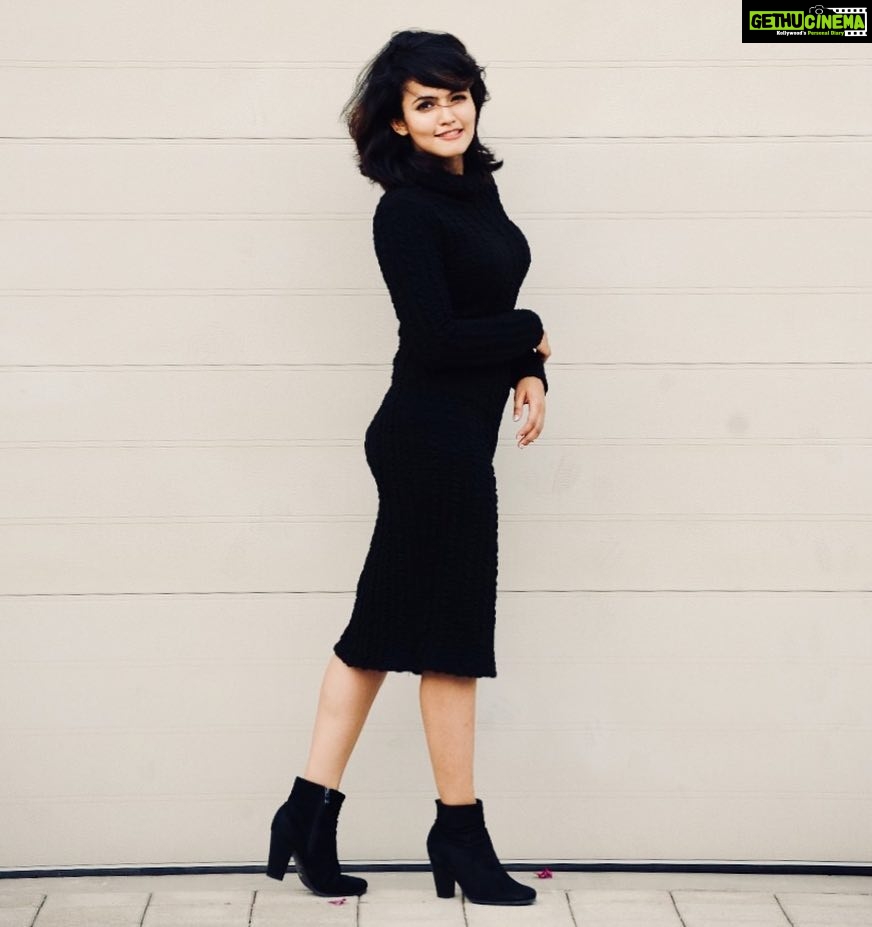 Aparna Das Instagram - Coz Black is my happy colour. Thank you @elsa_photography1 for the click.