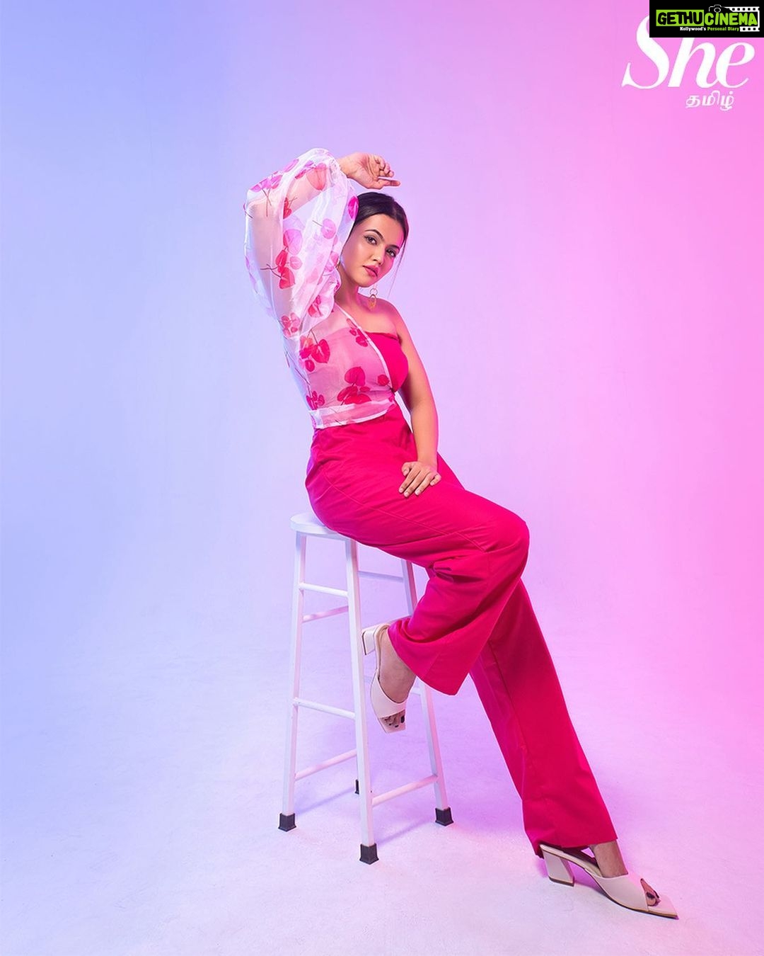 Aparna Das Instagram - Candy crush ππ» . Actress: @aparna.das1 Magazine: @she_india (Tamil) Photography: @stagecraft.photography @nuraphotographyofficial Styled by: @indu_ig MUA: @abhirami_mua Outfit: @beufashions Hairstylist: @vyshalisundaram_hairstylist Earring: @adorebypriyanka Footwear: @taaramitraofficial