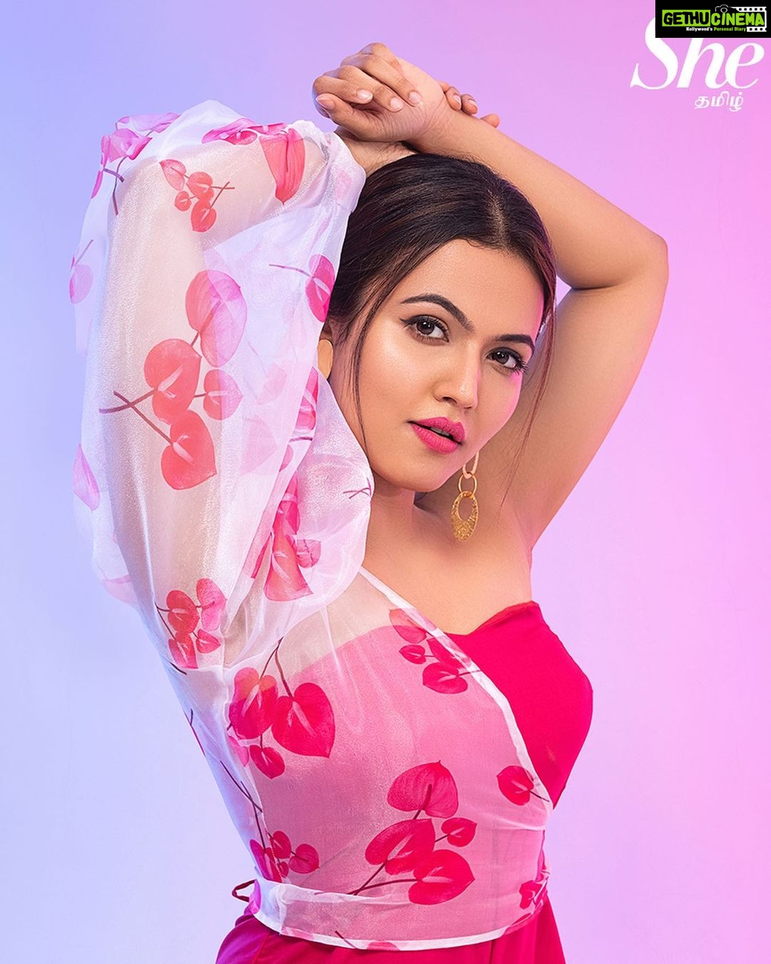 Aparna Das Instagram - Candy crush ππ» . Actress: @aparna.das1 Magazine: @she_india (Tamil) Photography: @stagecraft.photography @nuraphotographyofficial Styled by: @indu_ig MUA: @abhirami_mua Outfit: @beufashions Hairstylist: @vyshalisundaram_hairstylist Earring: @adorebypriyanka Footwear: @taaramitraofficial