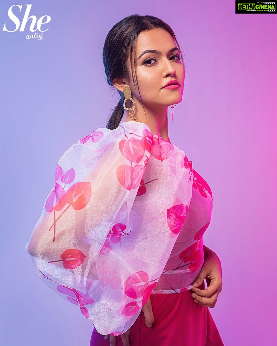 Aparna Das Instagram - Candy crush ππ» . Actress: @aparna.das1 Magazine: @she_india (Tamil) Photography: @stagecraft.photography @nuraphotographyofficial Styled by: @indu_ig MUA: @abhirami_mua Outfit: @beufashions Hairstylist: @vyshalisundaram_hairstylist Earring: @adorebypriyanka Footwear: @taaramitraofficial