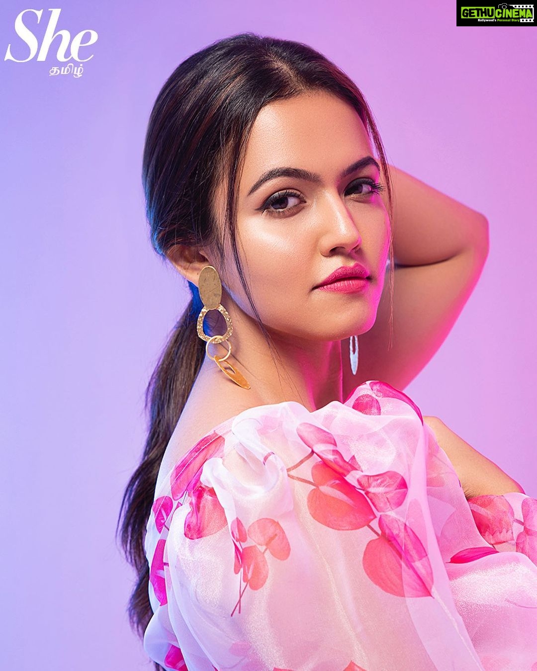 Aparna Das Instagram - Candy crush ππ» . Actress: @aparna.das1 Magazine: @she_india (Tamil) Photography: @stagecraft.photography @nuraphotographyofficial Styled by: @indu_ig MUA: @abhirami_mua Outfit: @beufashions Hairstylist: @vyshalisundaram_hairstylist Earring: @adorebypriyanka Footwear: @taaramitraofficial