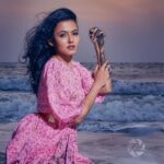 Aparna Das Instagram - Meet me at the beach 🏝 . . Photography @rahul_raj_._r Styling @zohibzayi Mua @makeupbyanil Outfit @celebration_by_khalif Special thanks @shijaz_bin_nazar @yaaazyee @ashif_k_a_ #beachphotography #beach #sunset #photoshoot #waves