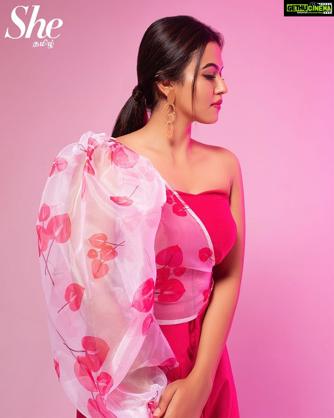 Aparna Das Instagram - Candy crush ππ» . Actress: @aparna.das1 Magazine: @she_india (Tamil) Photography: @stagecraft.photography @nuraphotographyofficial Styled by: @indu_ig MUA: @abhirami_mua Outfit: @beufashions Hairstylist: @vyshalisundaram_hairstylist Earring: @adorebypriyanka Footwear: @taaramitraofficial