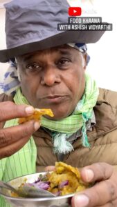 Ashish Vidyarthi Instagram - Scrumptious Samosa chole with amazing pudina chutney at Anda market, Nainital 😍😋
#samosachole #samosa #pudinachutney #nainital #uttarakhand #himalayas ##foodreels #foodie #reelsinstagram #reelitfeelit #reelkarofeelkaro #travel #northindia #fun #bts #actorslife #livelifetothefullest