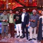 Ashish Vidyarthi Instagram – Had a blast on @tksshowofficial 
Bahut achaa laga aap sabhi se milkar @officialmukeshrishi , @iyashpalsharma aur #AbhimanyuSingh ❤️🙏🏽

Kudos to the incredibly talented team of @tksshowofficial
In awe of the passion and dedication this team brings in! 🙌

@kapilsharma @archanapuransingh @krushna30 @kikusharda @realsudeshlehri @chandanprabhakar @sumonachakravarti @rochellerao @its_jamielever #TKSS #tkssofficial