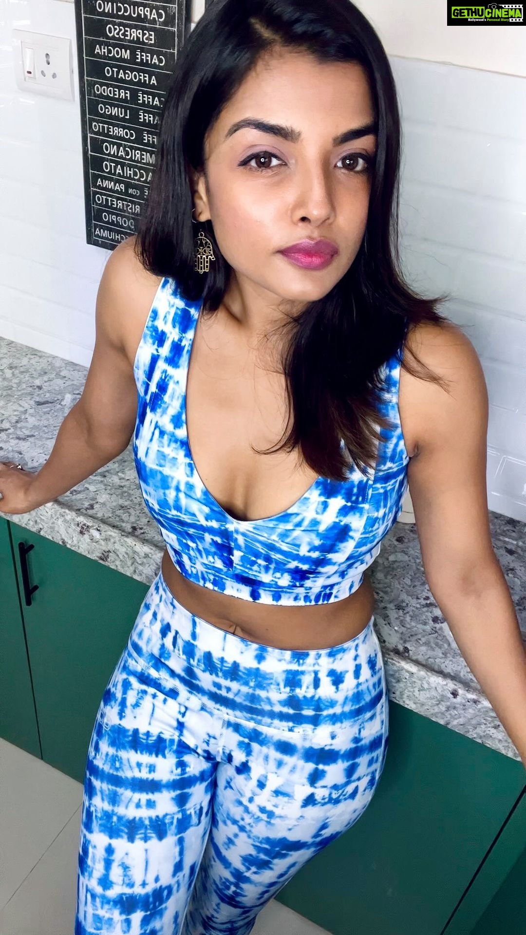 Ashna Zaveri Instagram - My days are usually packed with long sessions of workouts, intense shoot schedules and daily responsibilities. To keep up with my active lifestyle, I need to stay energised. As you know, I’m mindful of what I eat, I ensure all my meals are nutritious, especially breakfast. I usually grab overnight oats or even oats Upma (which I recently experimented and turned out to be really yum 🤤)such as this Upma, which is quick and easy to make. With the #PowerOfSaffolaOats for my daily share of protein, iron and fiber. This gives me long-lasting energy, so what keeps you powered up through the day. Tag @saffola.foodie and tell me in the comments below. #eatright #healthylifestyle #loveyourself #loveyourbody #saffolaoats