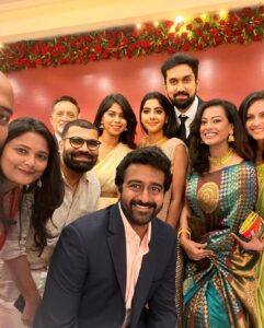 Ashwathy Warrier Instagram - I know this is a super late post and probably everyone is fed up seeing these over and over but I just can’t get over all the wonderful faces I met after ages! Such a joy it was 💕

To all those people part of this picture and to the ones I met but could not click a pic with, it was amazing seeing all of you and you guys made my day 🤗!! 

@thestoryteller_india @meenakshi_narayanaswamy @mehndi_jashnani @swetha_sridhar @the_suriya_n @dugu_vh @saathvikaraj @sahithyajagannathan @cary_edwards @amitash12 @im_deekshitha #dharan @vedyaa.balakumar