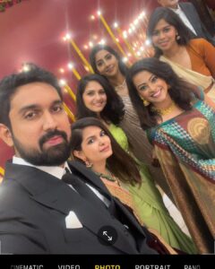 Ashwathy Warrier Instagram - I know this is a super late post and probably everyone is fed up seeing these over and over but I just can’t get over all the wonderful faces I met after ages! Such a joy it was 💕

To all those people part of this picture and to the ones I met but could not click a pic with, it was amazing seeing all of you and you guys made my day 🤗!! 

@thestoryteller_india @meenakshi_narayanaswamy @mehndi_jashnani @swetha_sridhar @the_suriya_n @dugu_vh @saathvikaraj @sahithyajagannathan @cary_edwards @amitash12 @im_deekshitha #dharan @vedyaa.balakumar