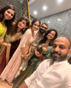 Ashwathy Warrier Instagram - I know this is a super late post and probably everyone is fed up seeing these over and over but I just can’t get over all the wonderful faces I met after ages! Such a joy it was 💕

To all those people part of this picture and to the ones I met but could not click a pic with, it was amazing seeing all of you and you guys made my day 🤗!! 

@thestoryteller_india @meenakshi_narayanaswamy @mehndi_jashnani @swetha_sridhar @the_suriya_n @dugu_vh @saathvikaraj @sahithyajagannathan @cary_edwards @amitash12 @im_deekshitha #dharan @vedyaa.balakumar