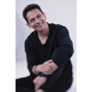 Atul Kulkarni Instagram - The latest shoot 😊 
Concept @kankanachakraborty_official 
📷 @mridulsen makeup @santoshgayke 
Edit @am_studioz_photography 
Assistant @ramprasad.regmi 
Special thanks to @sengupta.joyeeta @thetalentnetwork.in