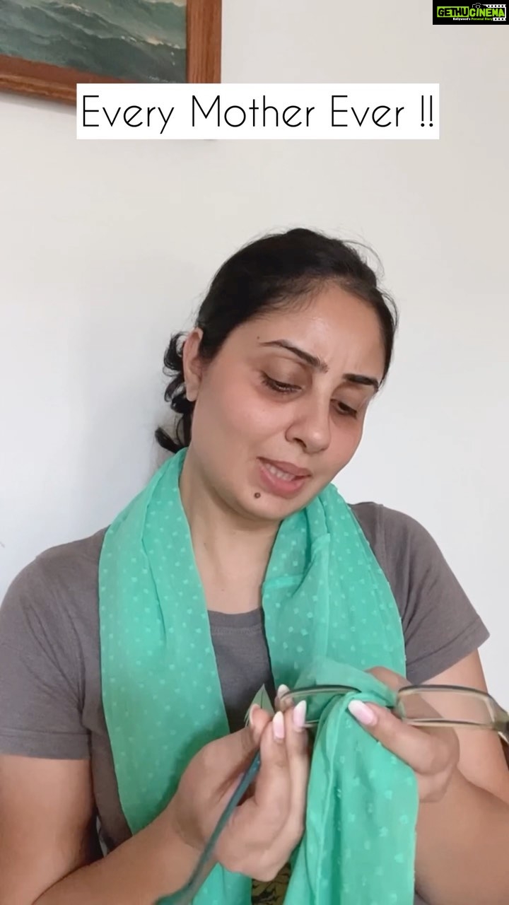 Bhanushree Mehra Instagram - Write all the snarky comments below that your mom passes & do tag her ! 😅😂 . . . . . #everymother #grassisgreenerontheotherside #snarky #funnyvideos #motherdaughter #taunting