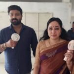 Chandra Lakshman Instagram – ‘FANS’ illade endu ആഘോഷം ? 😜💝💝💝
@tosh.christy
#moongirl #shootdiaries #swanthamsujata #suryatv #shootmode #sareesofinstagram #potd Kochi, India