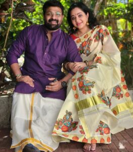 Chandra Lakshman Instagram - Late Vishu pic..Why? Coz I have been shooting at a location with zero network..So better late than never, i thought..🤍Also HAPPY EASTER!! Stay blessed 💝🌟
@tosh.christy 's Vishu gift  is that pretty saree i'm draped in.. Dankuuu #achaya 
PC: @anzarkhandirector

#moongirl #vishu #easter #reelandreal #swanthamsujata #suryatv #shootmode #sareesofinstagram #sareelove #picoftheday #sareeinfluencer