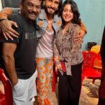 Charmy Kaur Instagram – In totally totally love with ur energy and warmth @ranveersingh amazing vibe on the sets of #rockyaurranikipremkahani .. this one is a sure shot hit @karanjohar 💃🏼💃🏼🤗🤗👌👌