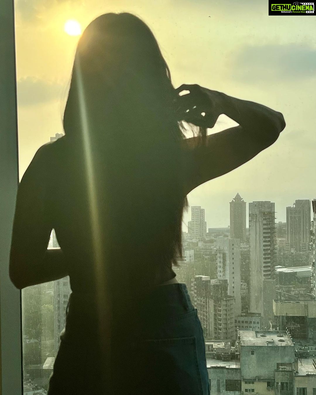 Daisy Shah Instagram - Swipe to see a Hair flip n the Face 👉🏻 . . . #magicalmoments #livelovelaugh #daisyshah