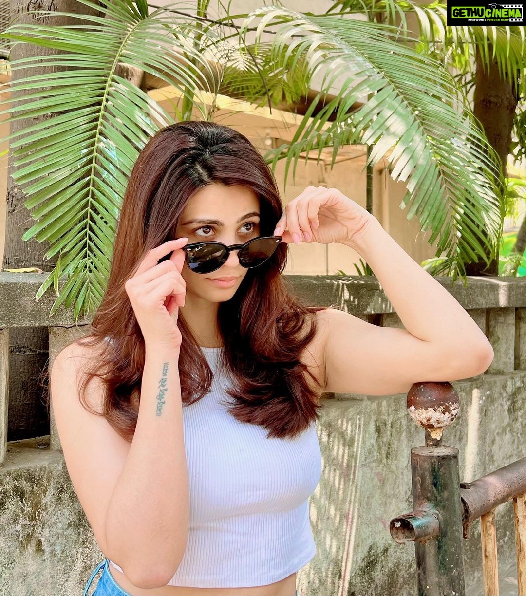 Daisy Shah Instagram - 🚨 Me tryna act cool…. Also me as soon as he turns around! . . . . . #hellosummerhair #daisyshah P.s Did u guys notice anything????