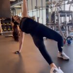 Daisy Shah Instagram - Turkish get up with a lil twist by @sr07official . . . #reelitfeelit #workout #daisyshah RESET