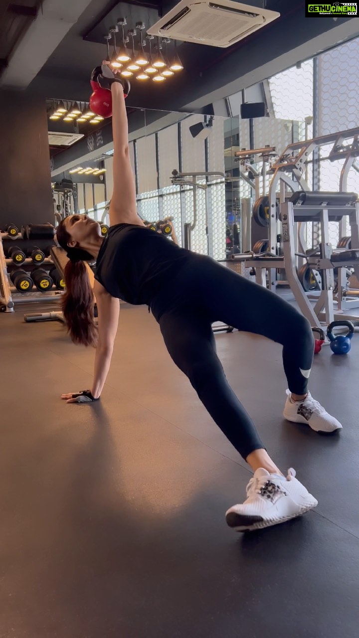 Daisy Shah Instagram - Turkish get up with a lil twist by @sr07official . . . #reelitfeelit #workout #daisyshah RESET