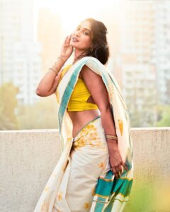 Deepti Sati Instagram - Catching 🔆 Vishu team : Saree : @turmerikofficial @darshan_bhanushali_photography @bhavesh_sanap @fotofilms_production @waghe_sairaj #vishu #instagood