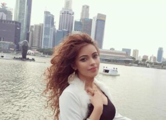Devshi Khandur Instagram - #devshikhanduri Swipe ⬅️ #beauty #flowers #actor Marina Bay Singapore