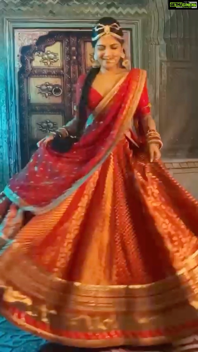 Dhivyadharshini Instagram - Might delete later This because i love this song and look by @raji_designer , shot by @ganesh_toasty , make up by @makeupibrahim hair by my favs @saravananhairstylist & @hairstylists_vijayraghavan #ddreels #ddneelakandan #fashion #lehenga #radhakrishna series #redlehenga