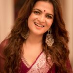 Dhivyadharshini Instagram - Whatever you do , do it Gracefully My fav banaras saree from @eternal_weaves Clicked by master craftsman @camerasenthil Make up by iconic @makeupibrahim Hair by SigaiSirpi @hairstylists_vijayraghavan #saree #banarasisaree #ddneelakandan #dhivyadharshini #fashion #chennaifashion #georgettesaree #vijaytelevison #divaofdecade #prideoftelevision Chennai, India