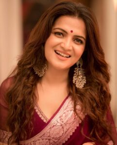 Dhivyadharshini Instagram - Whatever you do , do it Gracefully 
 
My fav banaras saree from  @eternal_weaves 
Clicked by master craftsman @camerasenthil 
Make up by iconic @makeupibrahim 
Hair by SigaiSirpi @hairstylists_vijayraghavan 

#saree #banarasisaree #ddneelakandan #dhivyadharshini #fashion #chennaifashion #georgettesaree #vijaytelevison #divaofdecade #prideoftelevision