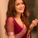 Dhivyadharshini Instagram - Whatever you do , do it Gracefully My fav banaras saree from @eternal_weaves Clicked by master craftsman @camerasenthil Make up by iconic @makeupibrahim Hair by SigaiSirpi @hairstylists_vijayraghavan #saree #banarasisaree #ddneelakandan #dhivyadharshini #fashion #chennaifashion #georgettesaree #vijaytelevison #divaofdecade #prideoftelevision Chennai, India