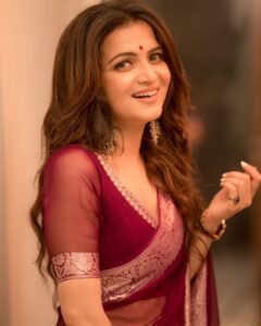 Dhivyadharshini Instagram - Whatever you do , do it Gracefully 
 
My fav banaras saree from  @eternal_weaves 
Clicked by master craftsman @camerasenthil 
Make up by iconic @makeupibrahim 
Hair by SigaiSirpi @hairstylists_vijayraghavan 

#saree #banarasisaree #ddneelakandan #dhivyadharshini #fashion #chennaifashion #georgettesaree #vijaytelevison #divaofdecade #prideoftelevision